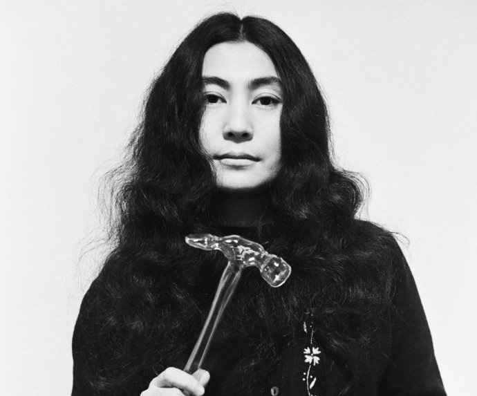 Yoko Ono ser skleněným kladivem. Foto: Tate Modern