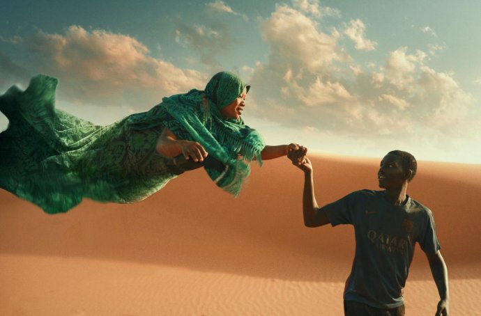 Seydou a žena na poušti. Foto: Jeden svět