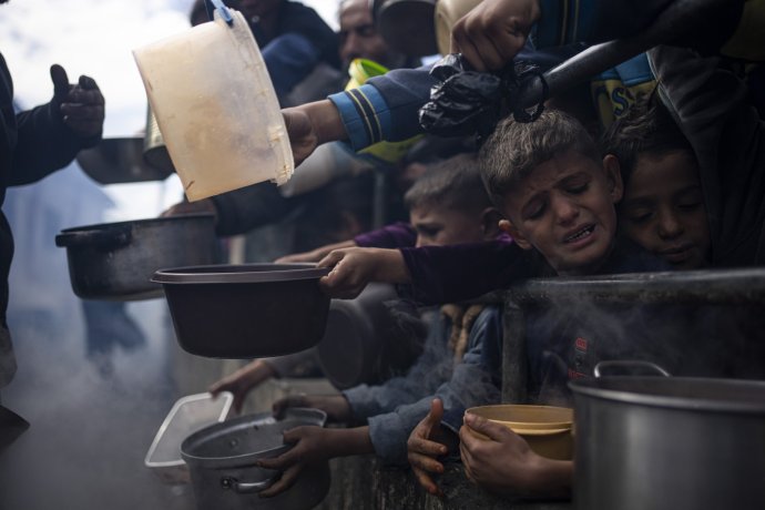 Palestinci čekající v Rafáhu ve frontě na jídlo. Více než půl milionu obyvatel Gazy se ocitlo na pokraji hladomoru. Foto: ČTK/AP