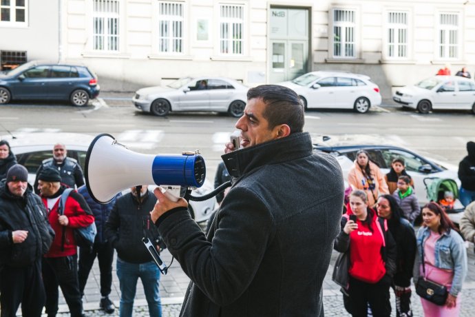 Lidé v neděli protestovali před budovou Krajského soudu v Brně, který zprostil obžaloby muže původem z Ukrajiny v případě smrti Roma. Foto: ČTK