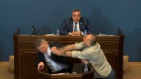 Projednávání sporného zákona, který se nápadně podobá tomu ruskému o zahraničních agentech, přinesl do parlamentu Gruzie i do ulic Tbilisi hodně vášní. Došlo i na rvačku mezi poslanci. Foto: Gruzínský parlament via Reuters
