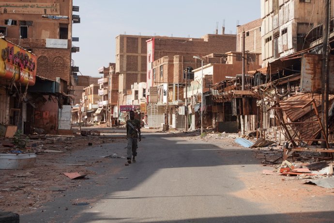 Súdánský voják kráčí rok po začátku občanské války zničeným druhým největším městem v zemi, Omdurmanem. 7. dubna 2024. Foto: El Tayíb Siddig, Reuters