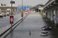 Zaplavená silnice v Dubaji po extrémně silném lijáku. Foto: Amr Alfiky, Reuters