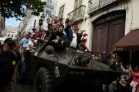Vojáci, kteří svrhli diktaturu – dnes už dávno v důchodu – a veřejnost v jednom z vojenských vozidel, které se před 50 lety také účastnilo portugalské karafiátové revoluce. Jejím výsledkem byl návrat od režimu diktátora Salazara k demokracii. Foto: Pedro Nuňes, Reuters