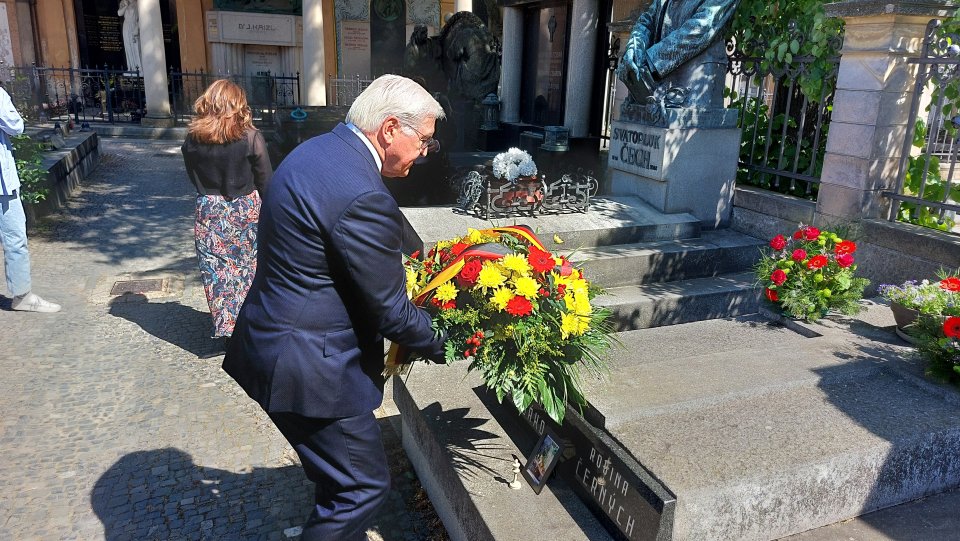 Spolkový prezident Frank-Walter Steinmeier uctil na pražském Vyšehradě památku prvního polistopadového velvyslance v Německu. Foto: Jan Moláček, Deník N