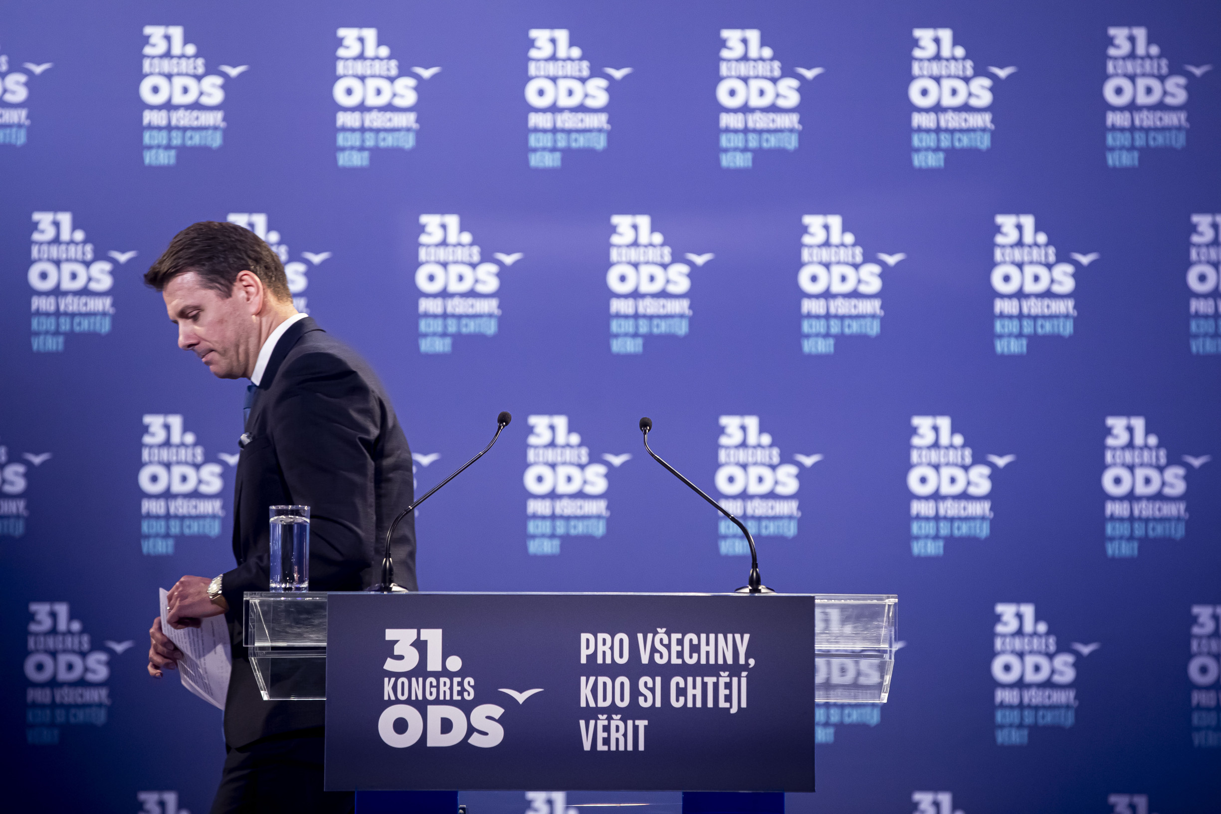 Pointa N: Klasická česká vracečka. Poslanci opět ukázali, že „oplatky pečou“