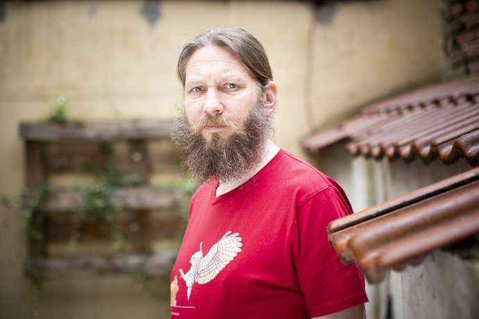 „Ptáci jsou výborný indikátor změn prostředí. Žijeme ve dvou krizích. Klimatické a v krizi rozmanitosti,“ říká Zdeněk Vermouzek. Foto: Gabriel Kuchta, Deník N