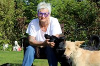 Bela Schenková má čtyři psy. Všechny tím zachránila. Foto: Ludvík Hradilek, Deník N