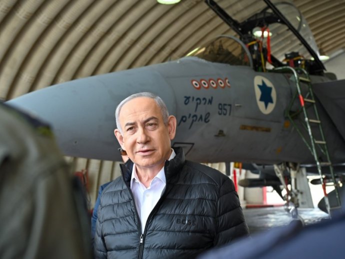 Izraelský premiér Netajnahu na letecké základně Tel Nof 11. dubna. Foto: Kobi Gideon, úřad předsedy vlády