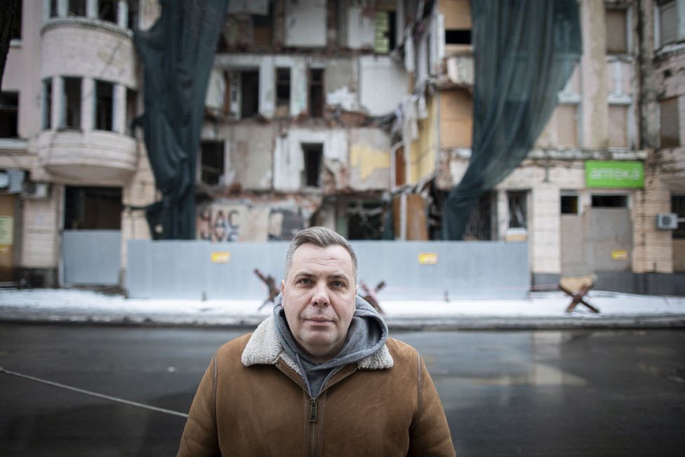 Kosťantyn Kuc před svým vybombardovaným barem Stary Chem. Foto: Gabriel Kuchta, Deník N