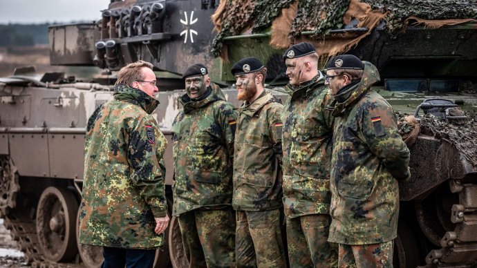Německý ministr obrany Boris Pistorius s vojáky Bundeswehru v Severním Porýní-Vestfálsku. Foto: Mario Bähr, Bundeswehr