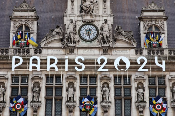 Paříž 2024. Nápis k letním olympijským hrám na budově pařížské radnice Hôtel de Ville. Foto: Studio Laure, Adobe Stock