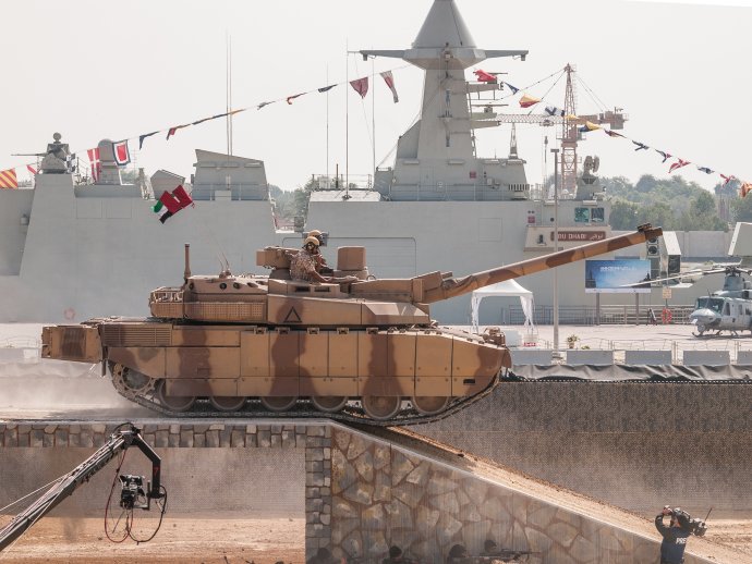 Tank Leclerc MBT a vojenská loď na zbrojařském veletrhu IDEX v Abú Dhabí v Emirátech. Foto: YoungHwan, Adobe Stock