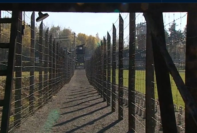 Památník Vojna u Příbrami na místě bývalého pracovního tábora, v němž byli drženi vězni dobývající uran. Foto: Wikimedia Commons