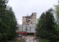 Čeští divadelníci jsou v Černihivu ubytovaní nedaleko trosek budov, které před dvěma dny zničily ruské rakety. Foto: Pavla Dombrovská