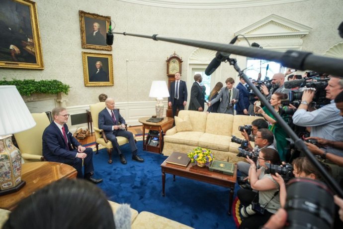 Petr Fiala, Joe Biden a novináři. Foto: Úřad vlády