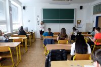 Žáci měli na test z češtiny šedesát minut (snímek je z pražského Gymnázia Nad Štolou) Foto: Ludvík Hradilek, Deník N