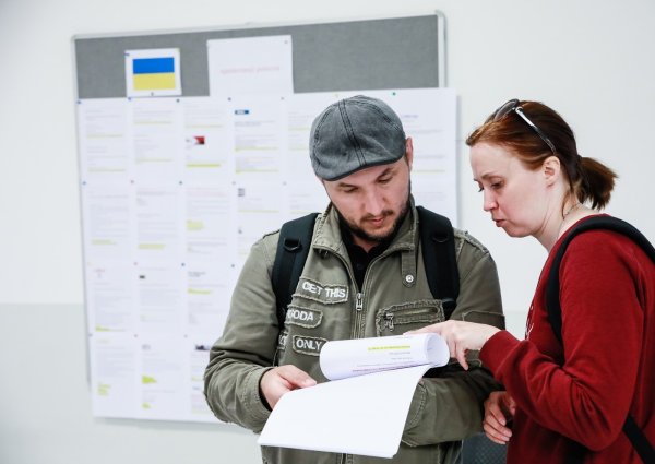 Ukrajinští uprchlíci odvedli v Česku na daních ve třetím čtvrtletí 8,2 miliardy korun. Výdaje na ně byly poloviční