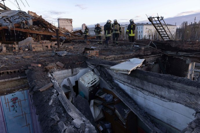 Hasiči pokračují v práci v troskách po sérii útoku ruských dronů v Charkově. Čtyři lidé byli zabiti a nejméně dalších 11 bylo zraněno. Foto: Profimedia