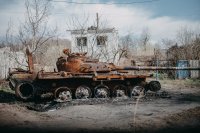 Vrak ruského tanku ve vesnici Svitohirsk v Doněcké oblasti. Foto: Profimedia