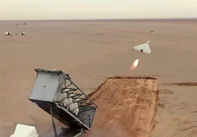 Íránský dron s bombou startuje z blíže neupřesněné oblasti v Íránu k útoku na Izrael. „Írán chtěl hlavně vyslat silný vzkaz, aby si zachránil tvář.“ Foto: Profimedia