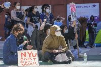 Studenti Newyorské univerzity a propalestinští protestující před budovou školy. Foto: Mary Altaffer, AP/ČTK