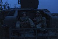 Ukrajinští vojáci na americkém vozidle Humvee poblíž Časiv Jaru. Foto: Alex Babenko, ČTK/AP