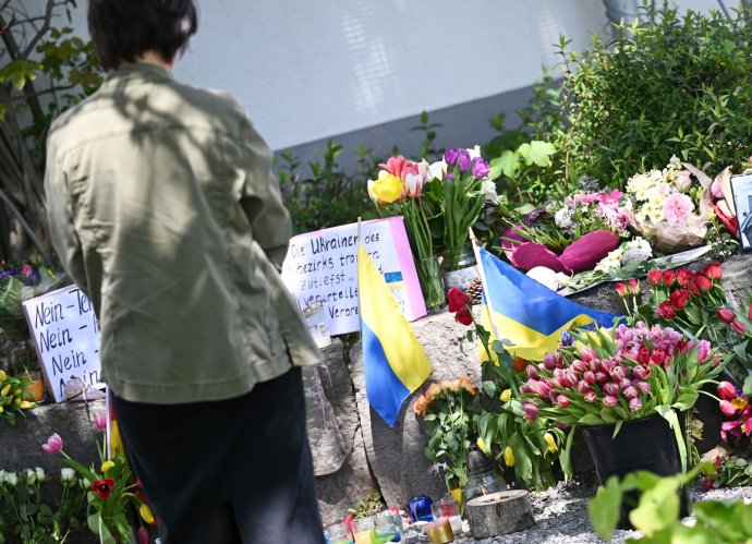 Dva zavraždění Ukrajinci byli členy armády. Lidé na místě činu pokládají květiny a vzkazy. Foto: Angelika Warmuth, DPA via ČTK