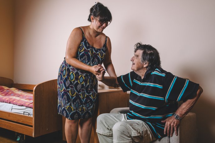 Pečovatelé pomáhají lidem i s úplně běžnými úkony, které už těžko zvládnou. Foto: Život 90
