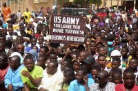 Nigeřané v Niamey protestují proti americké vojenské přítomnosti. Místo toho teď dostali vojenskou přítomnost ruskou. 13. dubna 2024. Foto: Mahamadou Hamidou, Reuters