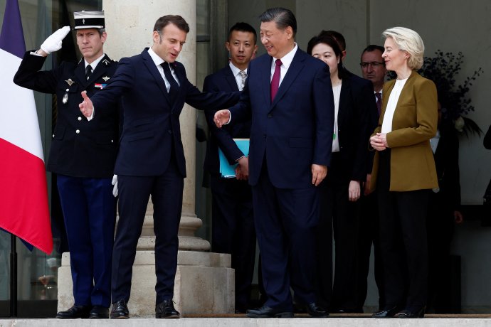Francouzský prezident Emmanuel Macron, šéfka Evropské komise Ursula von der Leyen a čínský prezident Si Ťin-pching v Paříži po jednání, 6. května 2024. Foto: Gonzalo Fuentes, Reuters