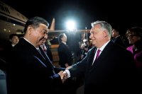 „Vyražme na zlatou cestu čínsko-maďarských vztahů,“ napsal Si Ťin-pching v maďarských provládních novinách. Na snímku vítá čínského vůdce pro příletu do Budapešti maďarský premiér Orbán, 8. května 2024. Foto: Vivien Cher Benko via Reuters