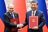 „Před očima se nám formuje čínský paralelní světový pořádek. Říkávali jsme, že se rodí. Teď už můžeme vidět jeho šlachy.“ (Si Ťin-pching přijímá Vladimira Putina v Pekingu, 16. května 2924.) Foto: Sergej Bobiljev, Sputnik via Reuters