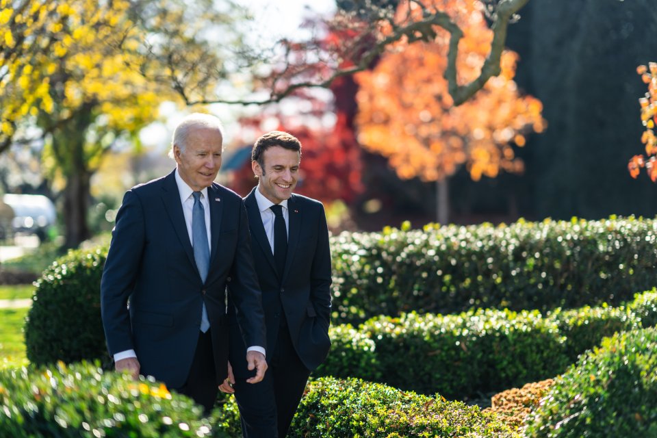 Joe Biden a Emmanuel Macron se setkali během jejich prezidentství několikrát, státní návštěva pro prezidentský pár Bidenových ale bude ve Francii jejich první. Na snímku oba muži v prosinci 2022 v zahradě Bílého domu. Foto: Adam Schultz, Bílý dům