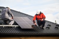 Na solární panely na ohřev vody dává stát seniorům a nízkopříjmovým rodinám dotaci až 90 tisíc korun. Ilustrační foto: Adobe Stock