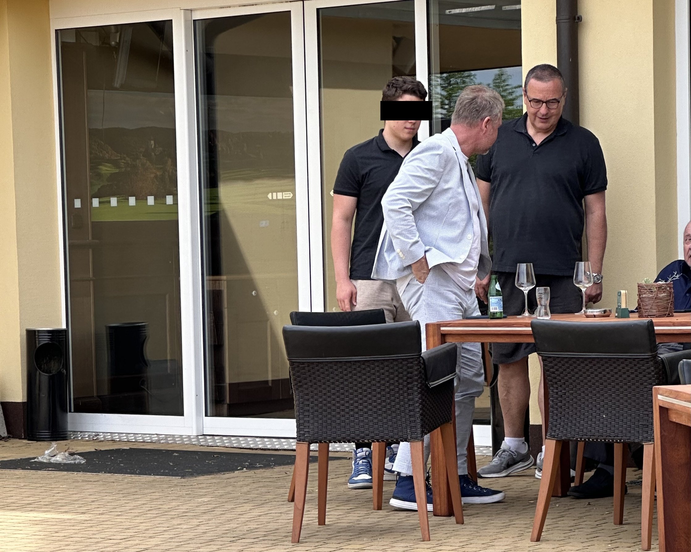 Šéf Macinkova kabinetu zůstává bez prověrky. Jak je zajištěno, aby neměl přístup k tajným informacím, není jasné
