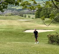 Odsouzený podnikatel Roman Janoušek hraje golf na Karlštejně. Foto: Zdislava Pokorná, Deník N. 