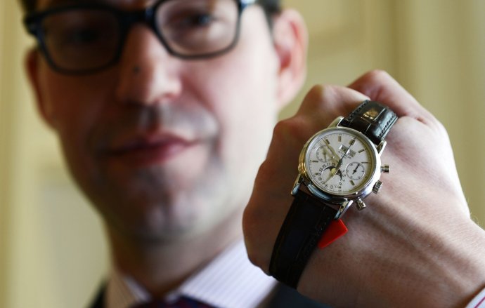Náramkové hodinky Patek Philippe z roku 1987 při aukci v Ženevě v roce 2012. Foto: ČTK, Profimedia