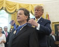 Arthur Laffer s Prezidentskou medailí svobody od bývalého prezidenta USA Donalda Trumpa. Foto: Ron Sachs / DPA/ČTK