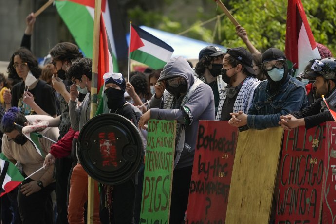 Studenti Chicagské univerzity demonstrující proti izraelské vojenské operaci v Gaze a na podporu Palestinců. Foto: ČTK/AP