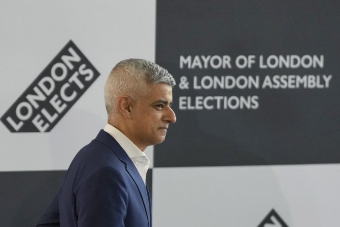 Nezpochybnitelnou hvězdou právě skončených voleb je londýnský starosta Sadiq Khan. V čele radnice stane již potřetí. Foto: ČTK/AP