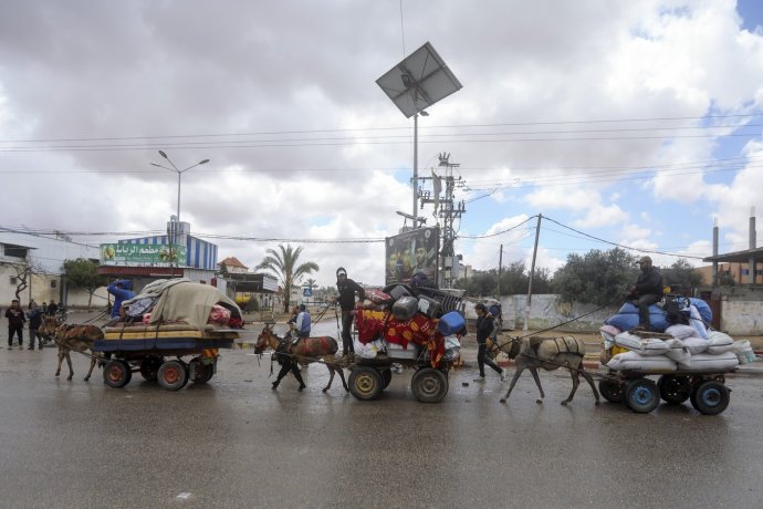 Prchající Palestinci po vyhlášení evakuace ve východní části Rafáhu, kde žije asi polovina populace Pásma Gazy. Foto: Ismael Abu Dayyah, AP via ČTK