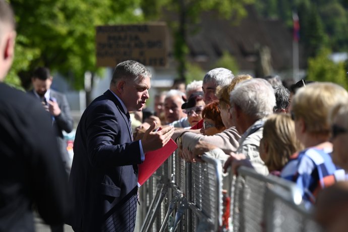 Robert Fico se vítá po příjezdu na výjezdní zasedání slovenské vlády v Handlové se shromážděnými lidmi. Foto: TASR/Profimédia