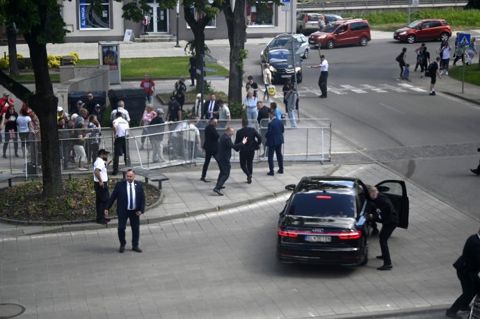 Ochranka naložila postřeleného premiéra Roberta Fica do vládní limuzíny, další policisté zneškodnili útočníka. Foto: Profimedia/TASR