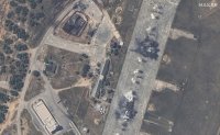 Část napadeného letiště Belbek na satelitním záběru společnosti Maxar. Foto: ČTK/AP