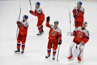 Čeští hokejisté děkují fanouškům po výhře nad Rakouskem. Foto: Vít Šimánek, ČTK