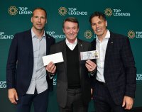 Představení pamětní bankovky. Na snímku Petr Čech, Wayne Gretzky a Jaromír Jágr. Foto: Top Legends