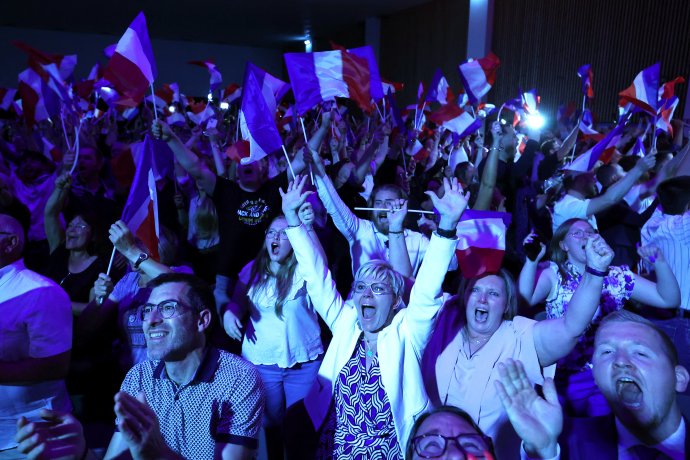 Příznivci Marine Le Pen a její strany Rassemblement National v Henin-Beaumont oslavují vítězství v parlamentních volbách. Foto: Yves Herman, Reuters