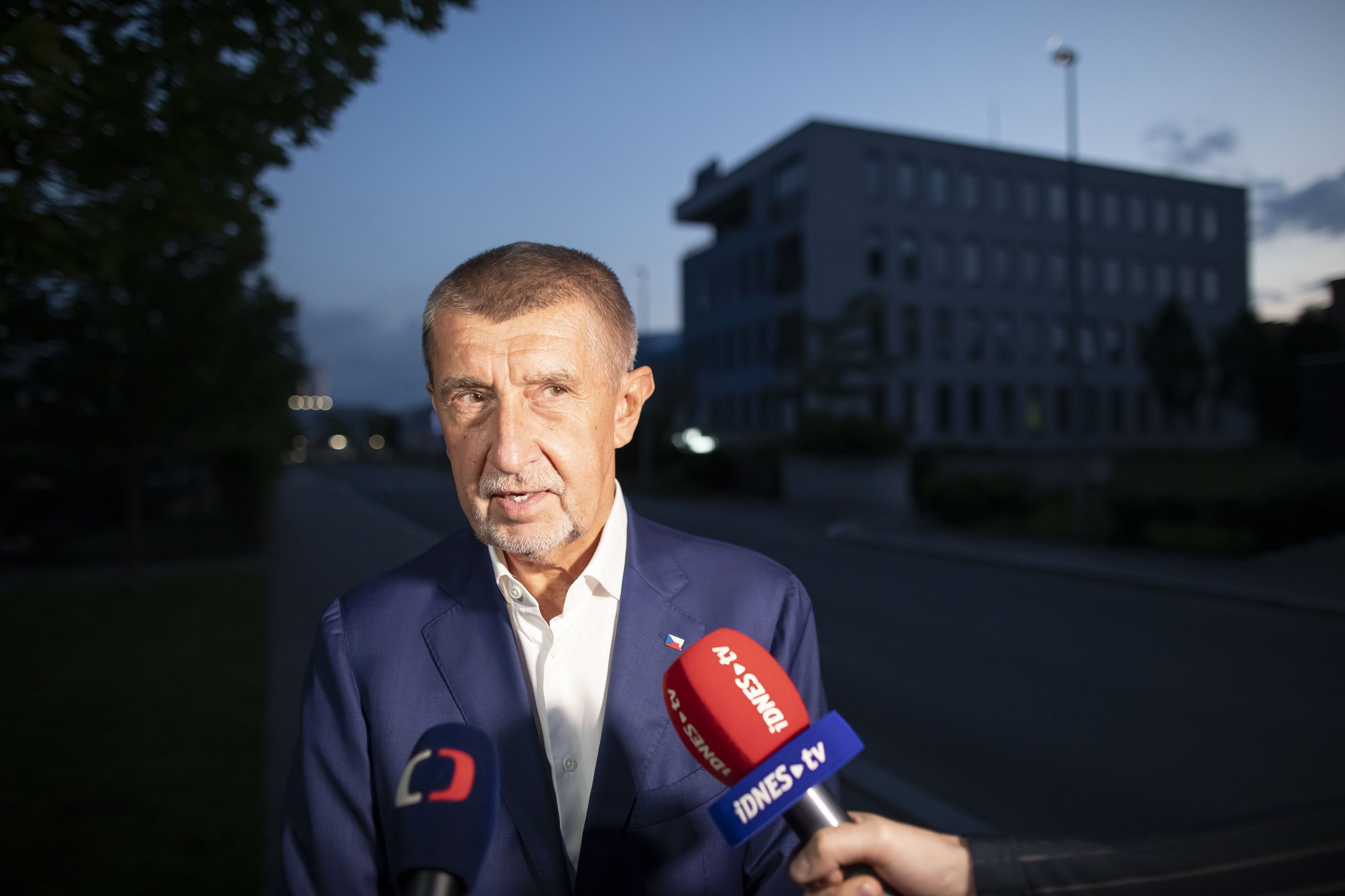Do Babišovy lodi teče voda, ale utéct není kam