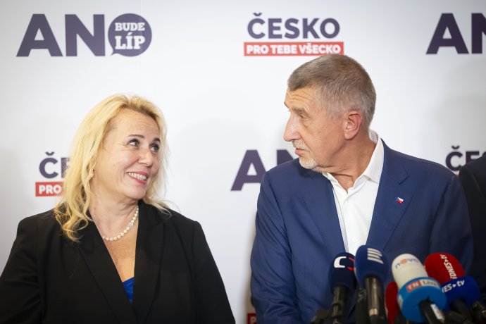 Lídryně kandidátky hnutí ANO do eurovoleb Klára Dostálová a předseda Andrej Babiš. Foto: Gabriel Kuchta, Deník N
